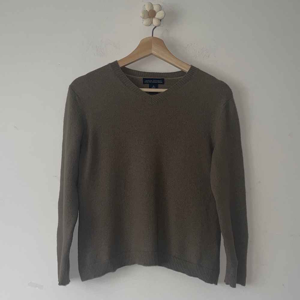 Banana Republic Men's Olive Green V-Neck Sweater